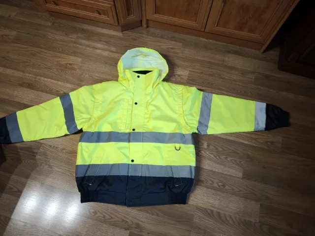 Chaqueta reflectante amarilla y negra