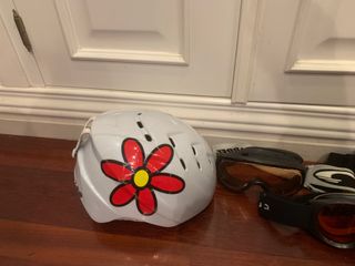Casco de esquí + 3 gafas – todo en buen estado