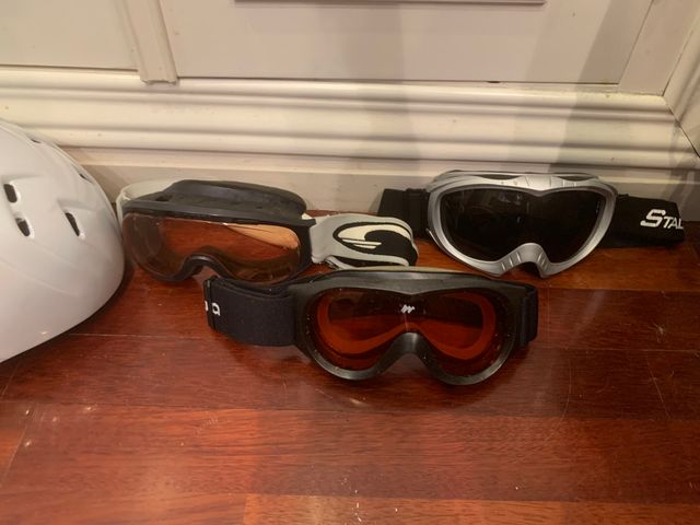 Casco de esquí + 3 gafas – todo en buen estado