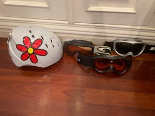 Casco de esquí + 3 gafas – todo en buen estado