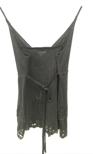 Top negro de punto calado con lazada