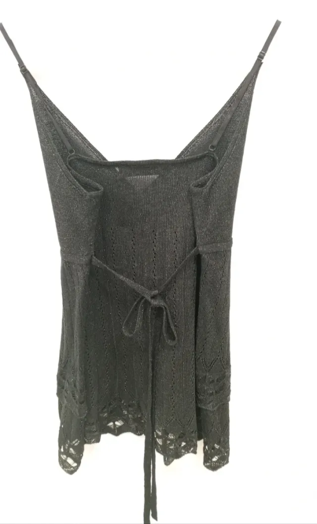 Top negro de punto calado con lazada