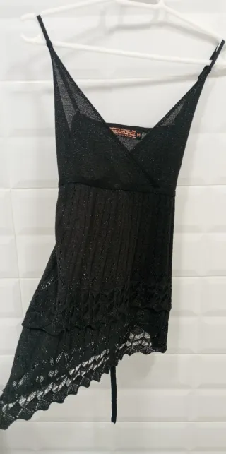 Top negro de punto calado con lazada