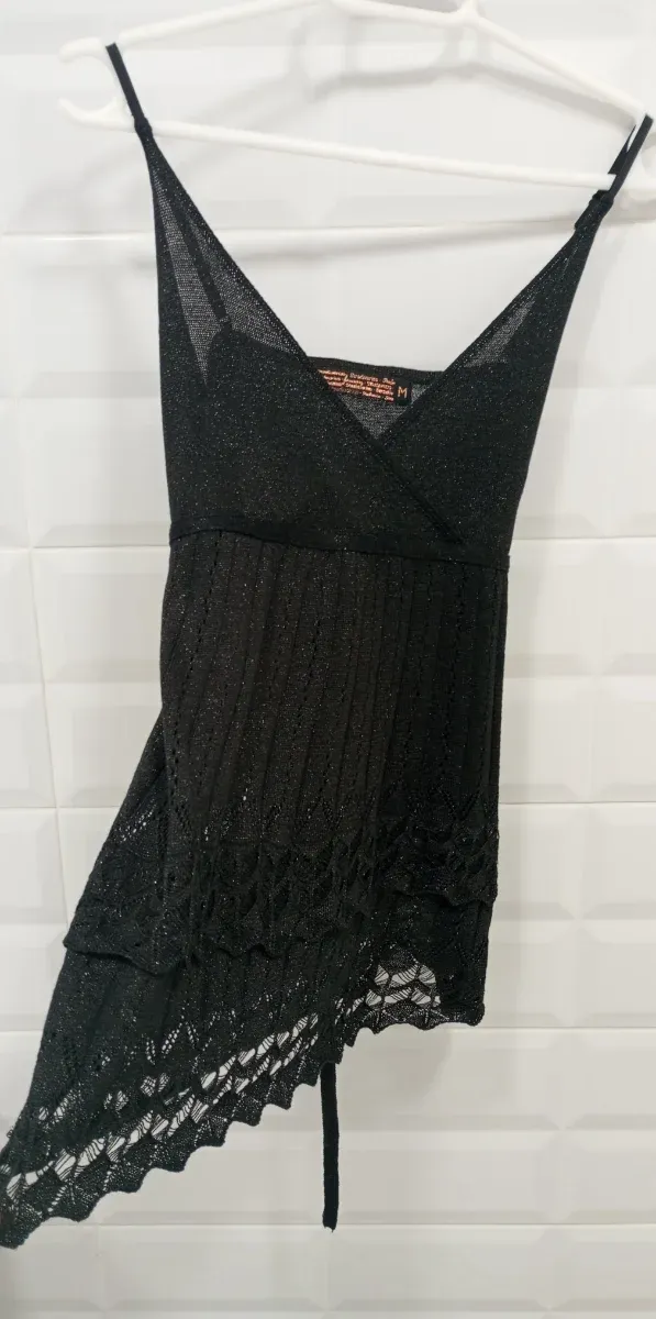 Top negro de punto calado con lazada