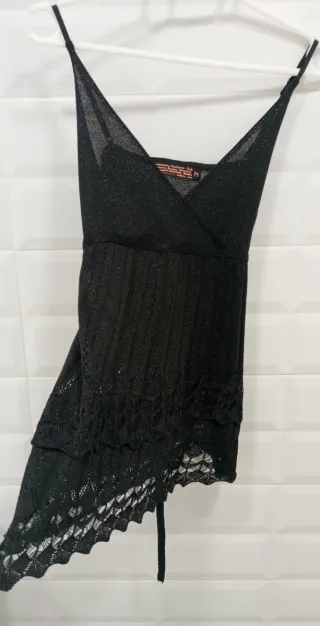 Top negro de punto calado con lazada