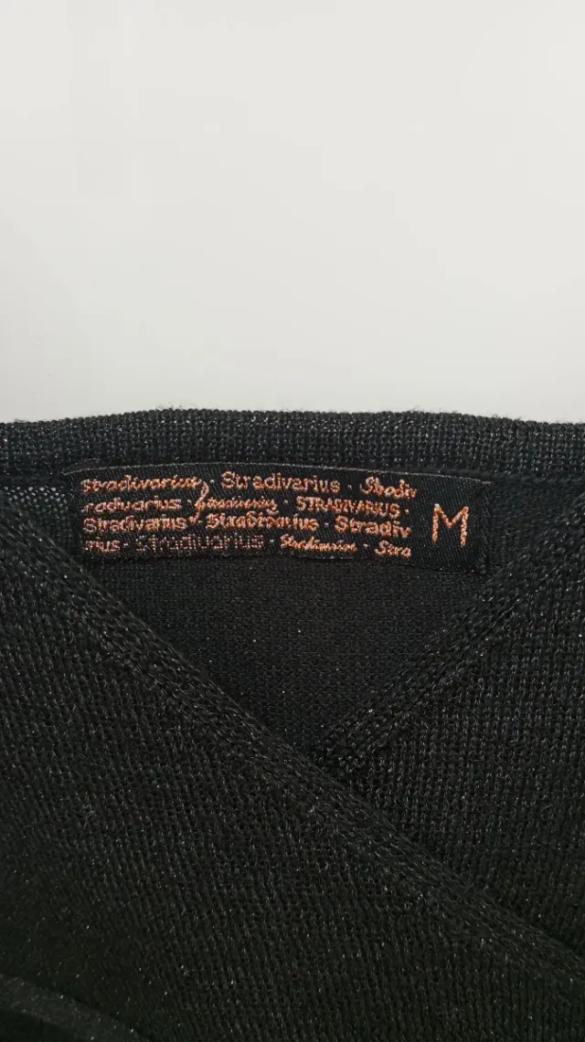 Top negro de punto calado con lazada