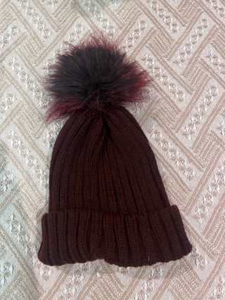 Gorro de lana granate con pompón