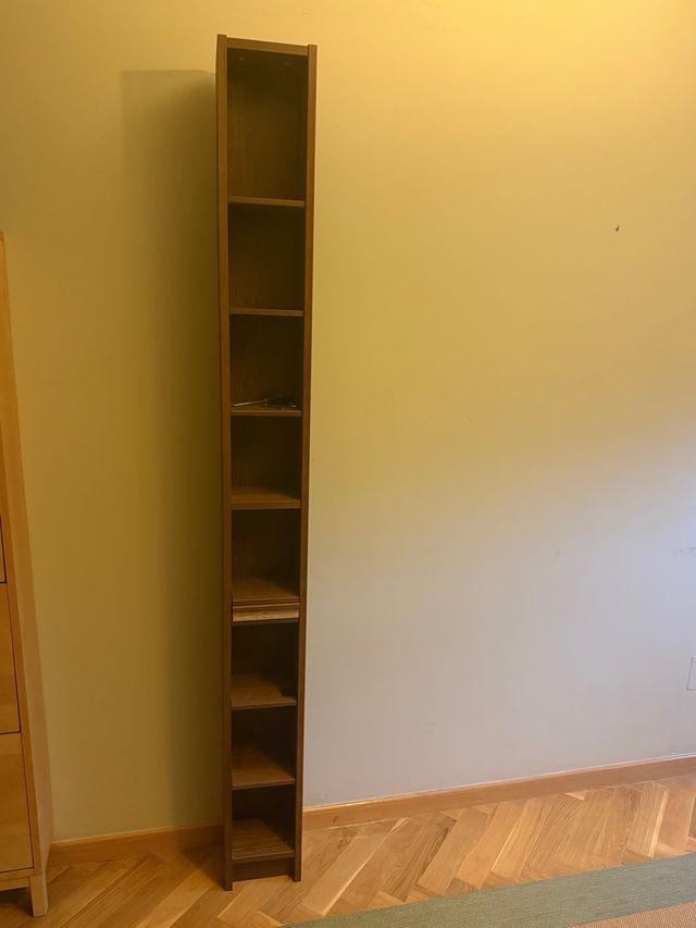 Estantería estrecha IKEA marrón