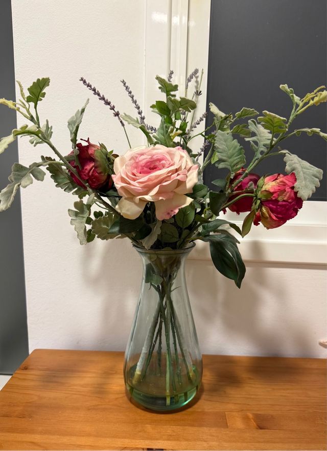 Jarrón de cristal con flores artificiales