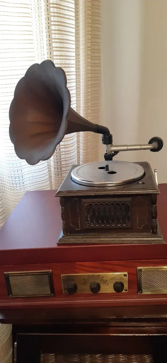 Gramófono antiguo de madera 19x19 cm, Con pilas