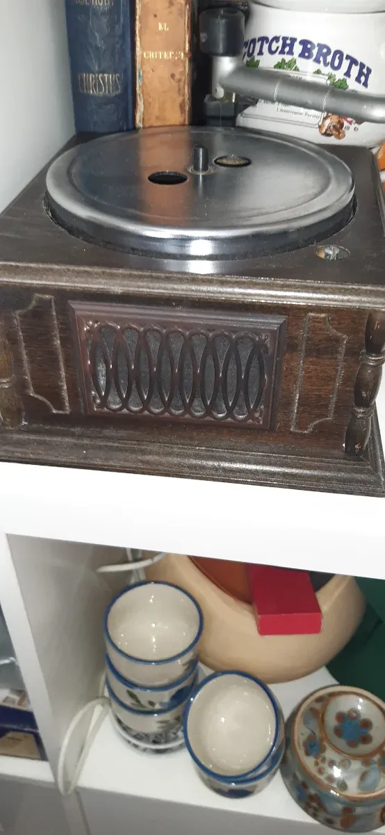 Gramófono antiguo de madera 19x19 cm, Con pilas