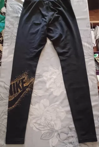 Mallas deportivas Nike negras con detalles dorados