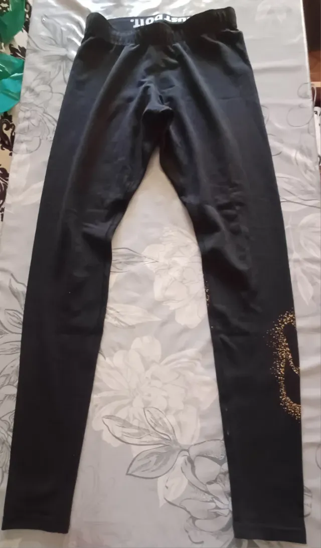 Mallas deportivas Nike negras con detalles dorados