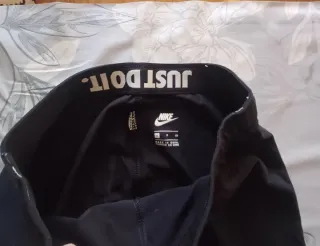 Mallas deportivas Nike negras con detalles dorados