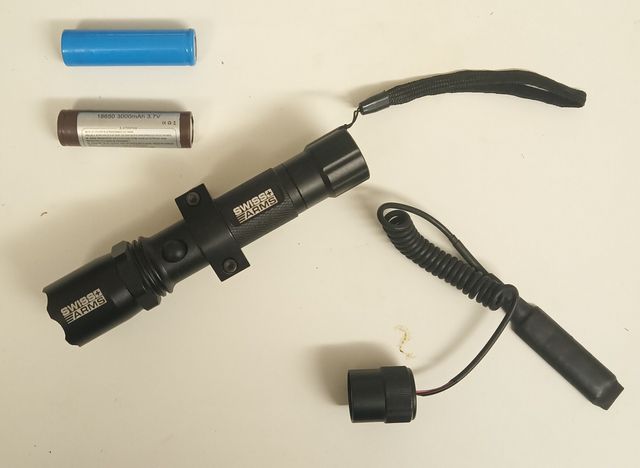 Torcia tattica Swiss Arms con attacco remoto