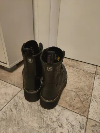 Anfibi Dr. Martens neri