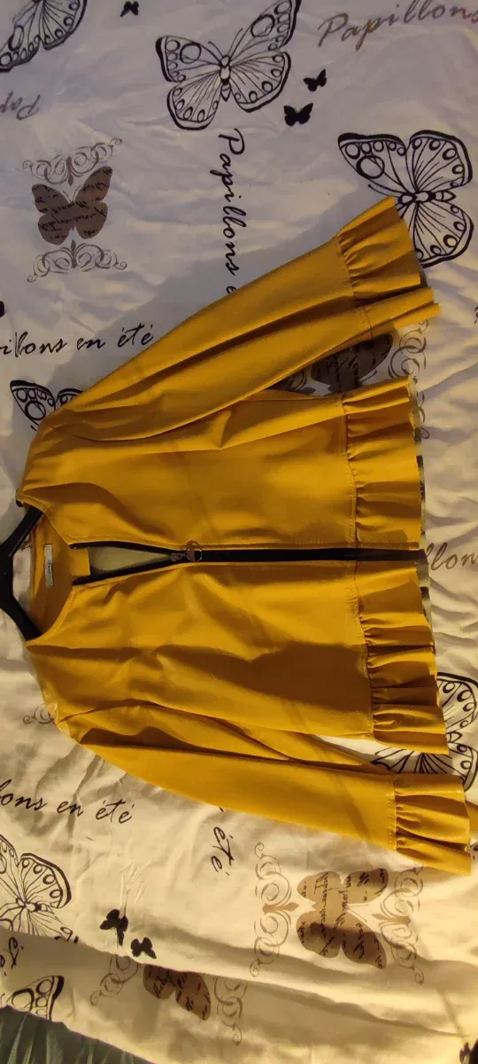 Chaqueta polipiel amarilla con cremallera