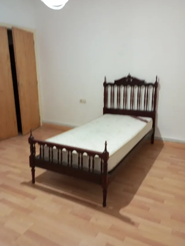 Cama clásica de madera