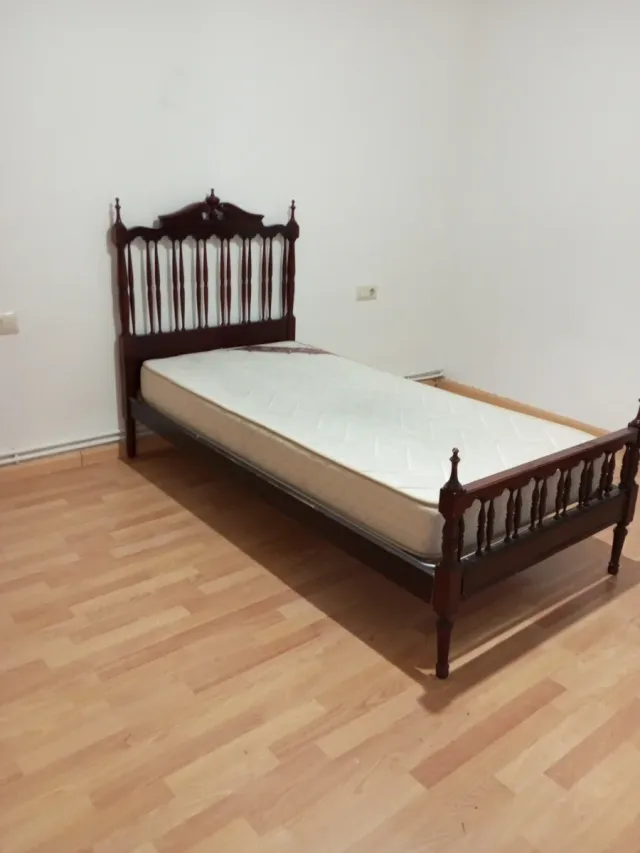 Cama clásica de madera