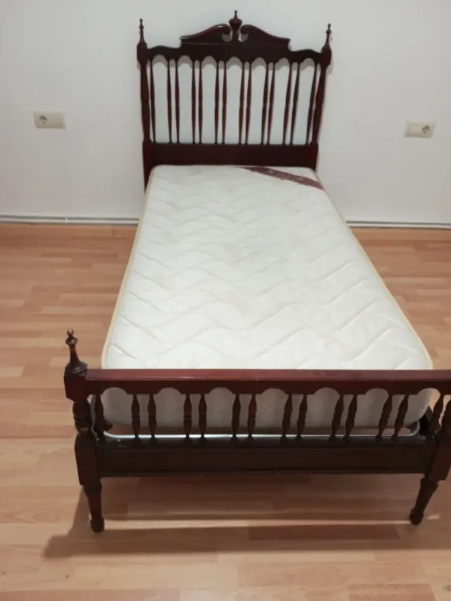 Cama clásica de madera