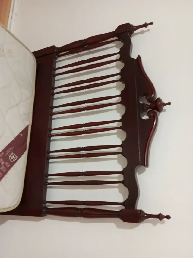 Cama clásica de madera