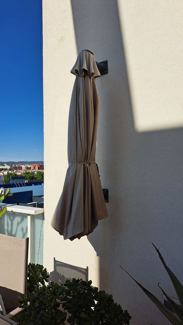 Sombrilla pared taupé