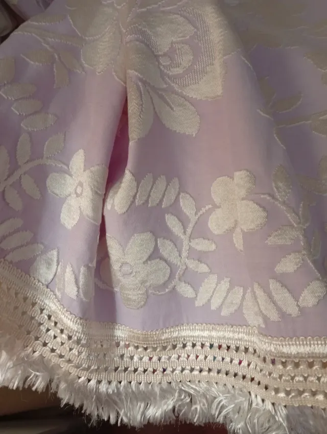 Colcha antiga de seda roxa