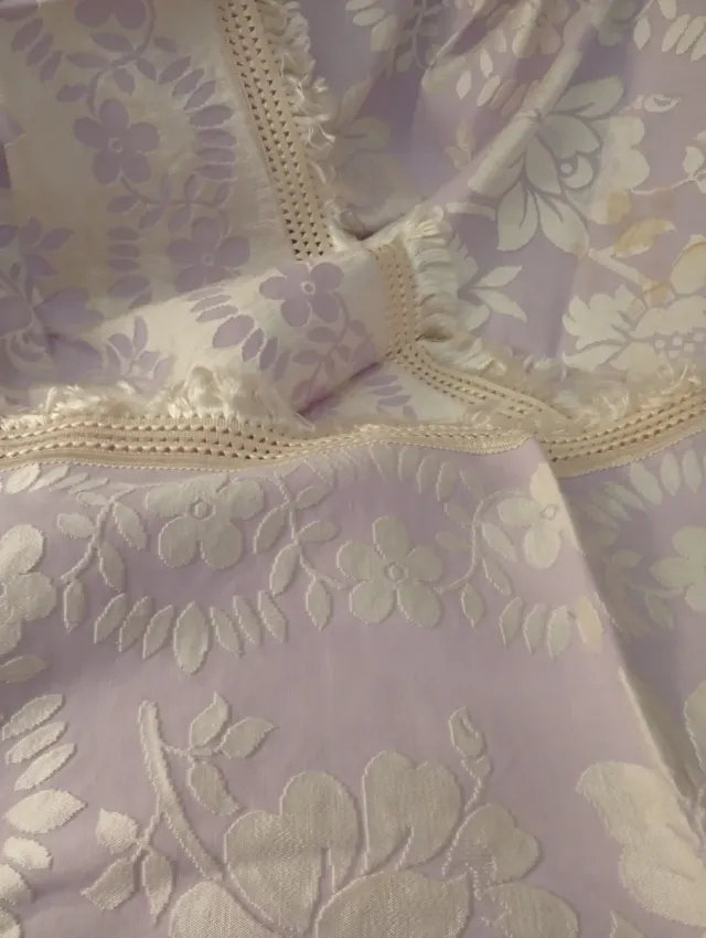 Colcha antiga de seda roxa