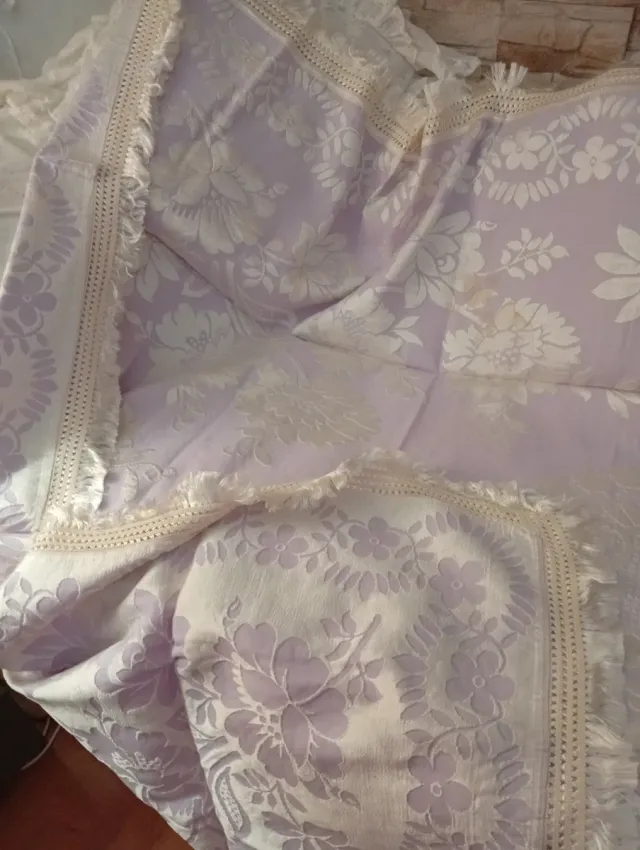 Colcha antiga de seda roxa