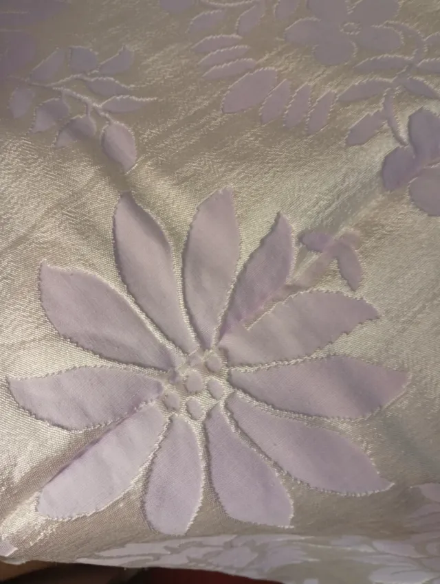 Colcha antiga de seda roxa