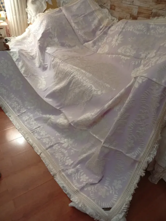 Colcha antiga de seda roxa