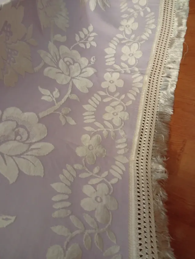 Colcha antiga de seda roxa