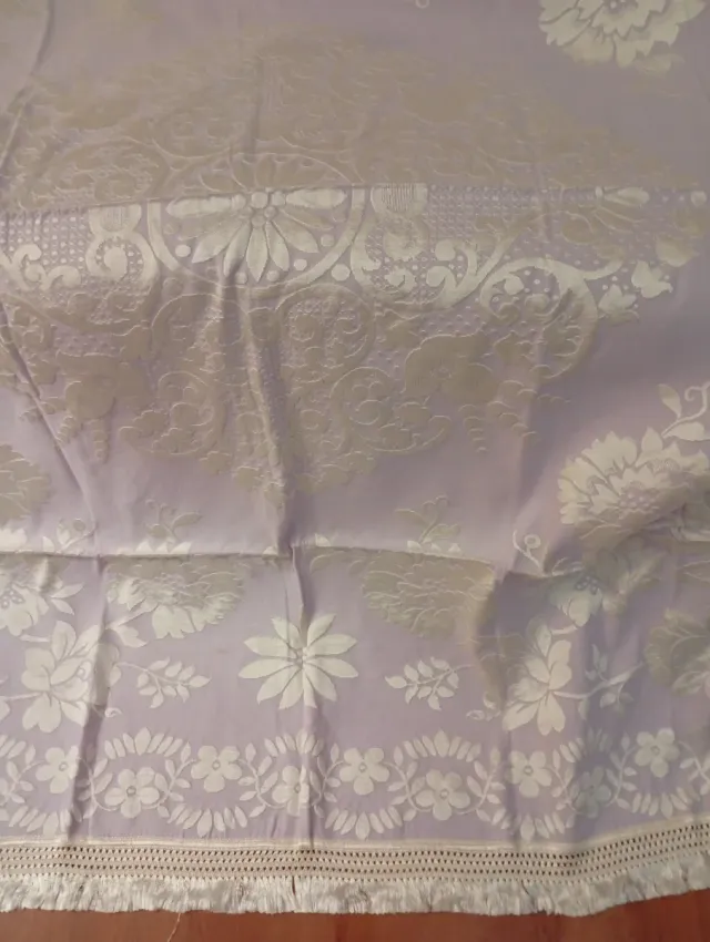 Colcha antiga de seda roxa