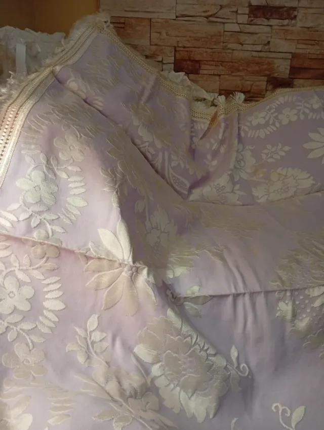 Colcha antiga de seda roxa