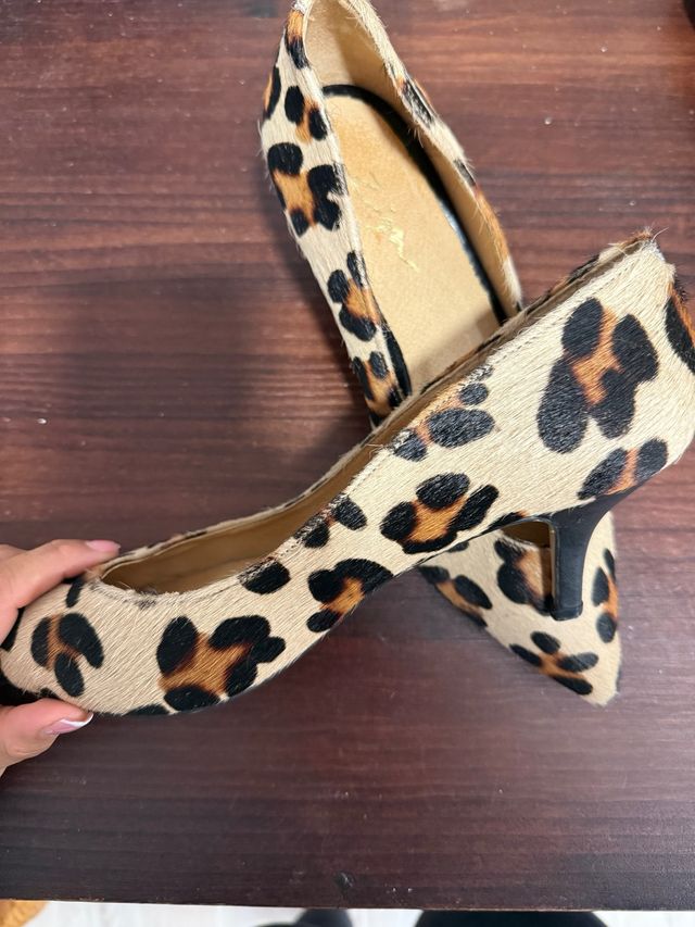 Zapatos de tacón con estampado de vaca