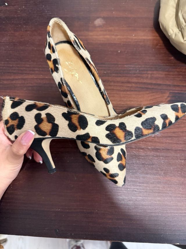 Zapatos de tacón con estampado de vaca