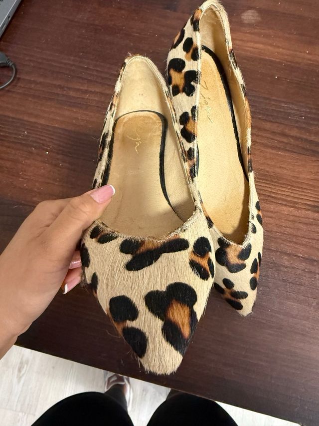 Zapatos de tacón con estampado de vaca