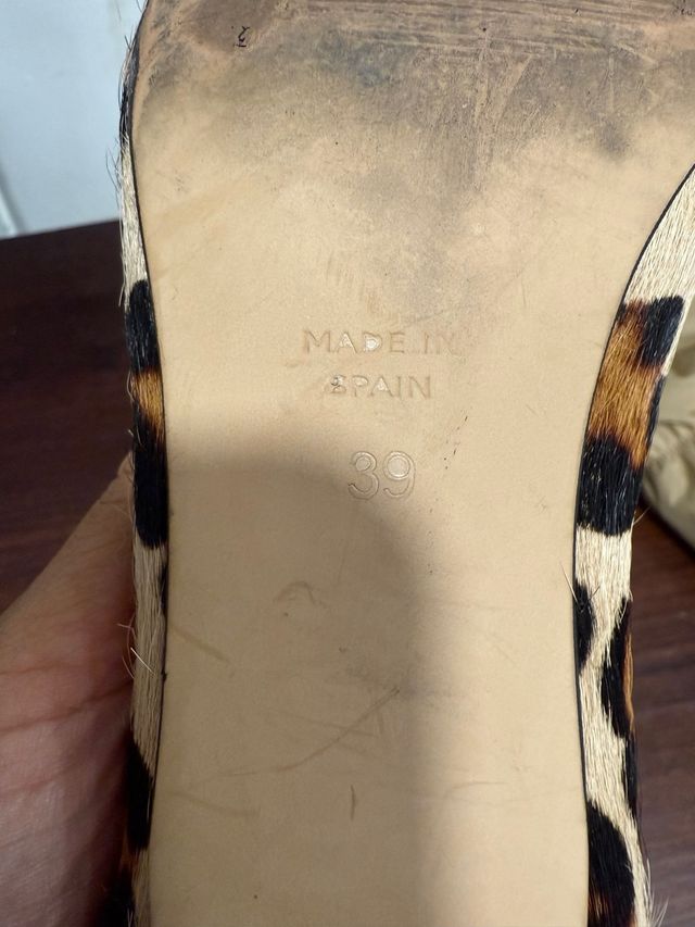 Zapatos de tacón con estampado de vaca