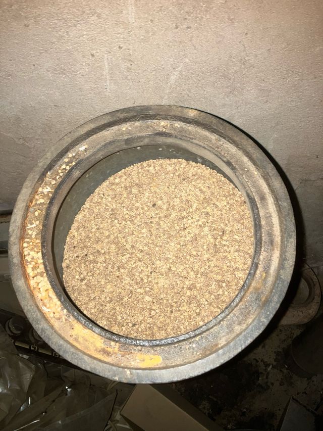 Estufa de orujo de corcho y metal