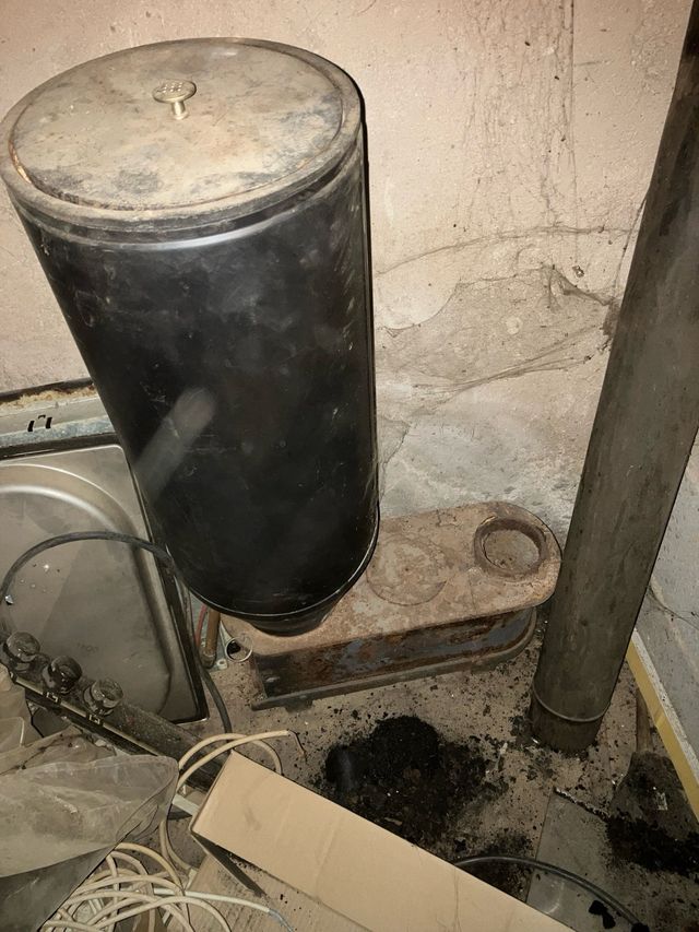 Estufa de orujo de corcho y metal