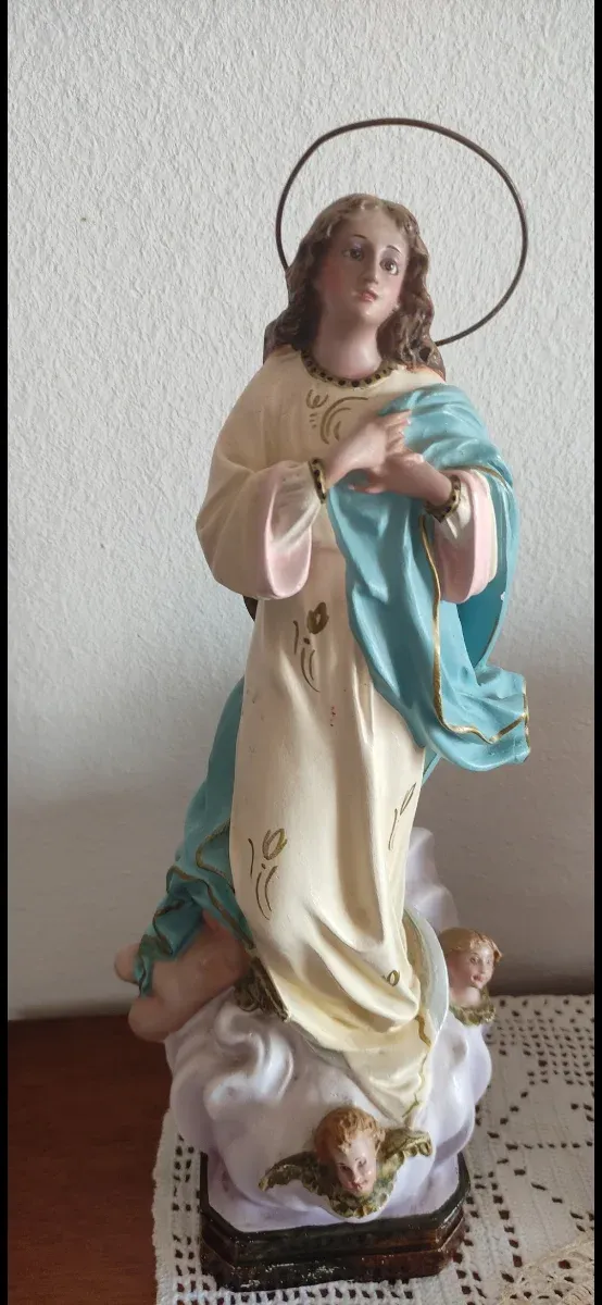 Figura religiosa Virgen María con ángeles