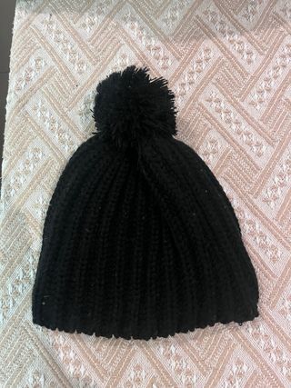 Gorro negro con pompón