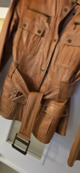 Chaqueta de piel marrón con cinturón