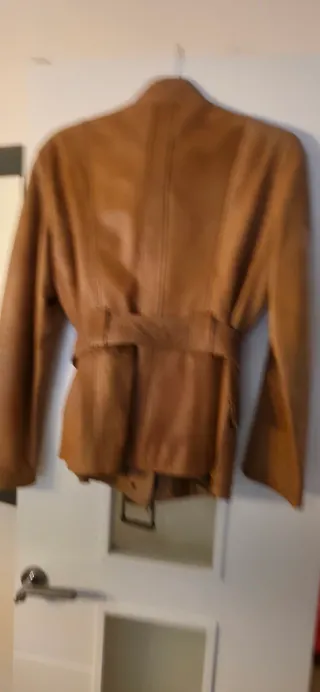 Chaqueta de piel marrón con cinturón