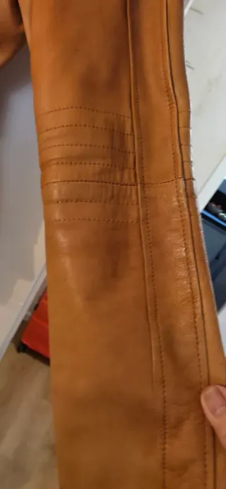 Chaqueta de piel marrón con cinturón