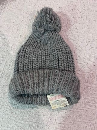 Gorro gris Atmosphere con pompón