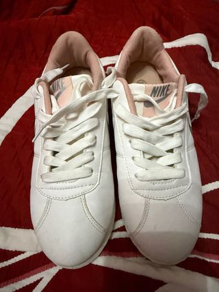 Zapatillas Nike Blancas y Rosas