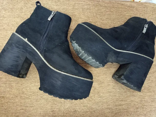 Botín de cuña negro