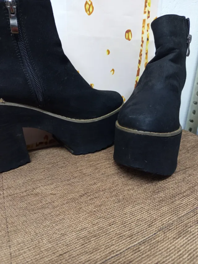 Botín de cuña negro