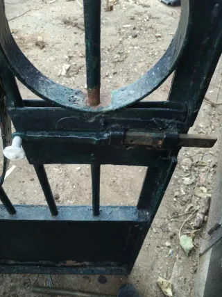 Puerta de hierro maciza en color negro